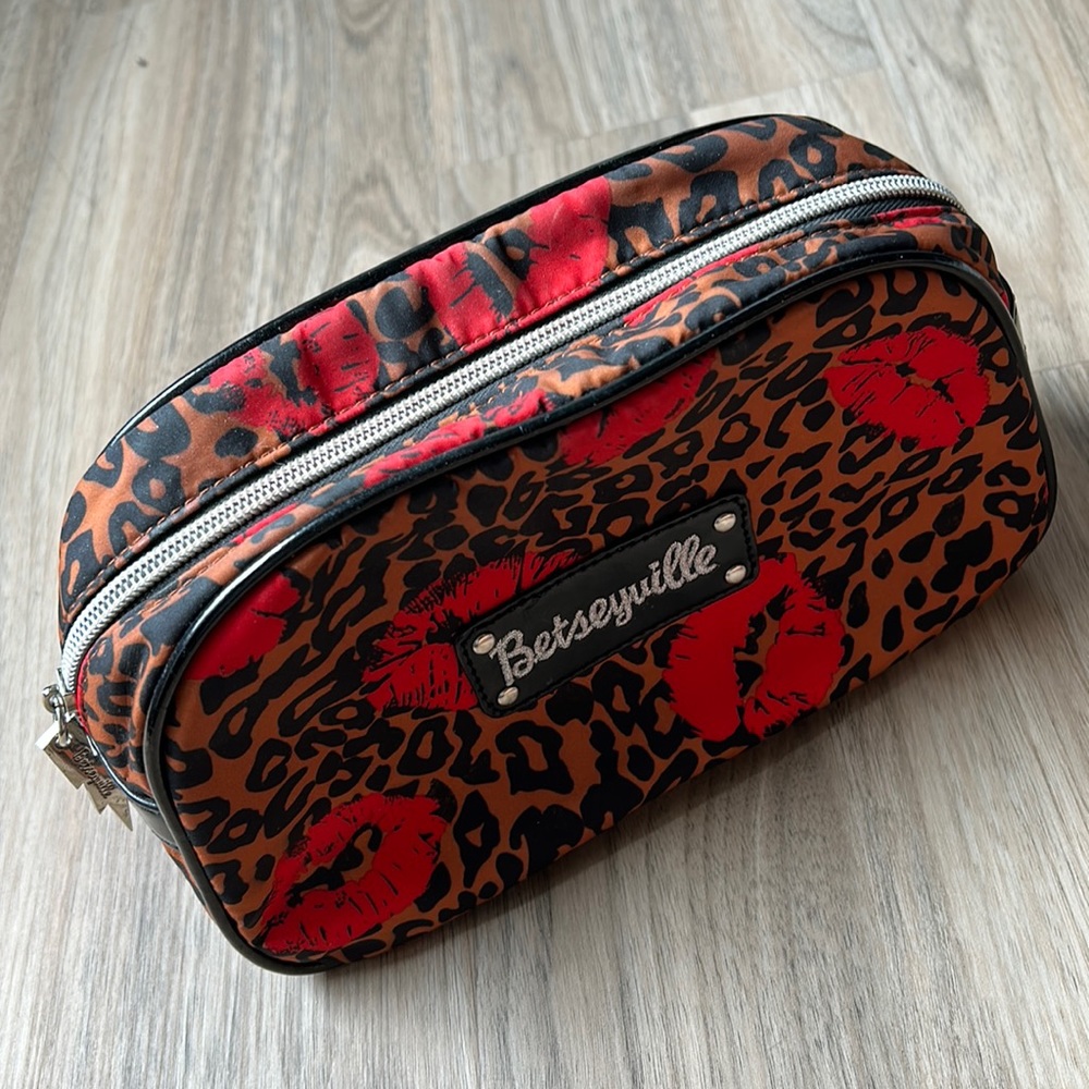💋 Betseyville Makeup Bag